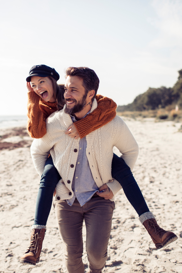 szczęśliwa para na tle morza